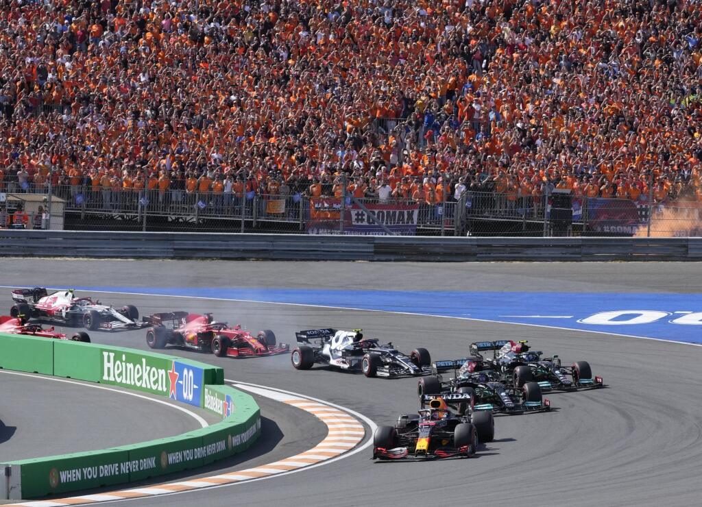 JB 39 Zandvoort - Holandský jazdec F1 na monoposte Red Bull Max Verstappen vedie po štarte pretekov nedeľňajšej Veľkej ceny Holandska formuly 1 na okruhu v Zandvoorte 5. septembra 2021. FOTO TASR/AP
Red Bull driver Max Verstappen of the Netherlands leads at the start and followed by Mercedes driver Lewis Hamilton of Britain and Mercedes driver Valtteri Bottas of Finland during the Formula One Dutch Grand Prix, at the Zandvoort racetrack, Netherlands, Sunday, Sept. 5, 2021. (AP Photo/Peter Dejon