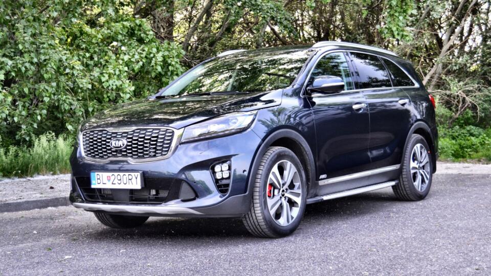 KIA Sorento má po ostatnej modernizácii aj verziu GT-Line. Spoznáte ju podľa ľadových kociek (diódové hmlovky) a červených strmeňov bŕzd