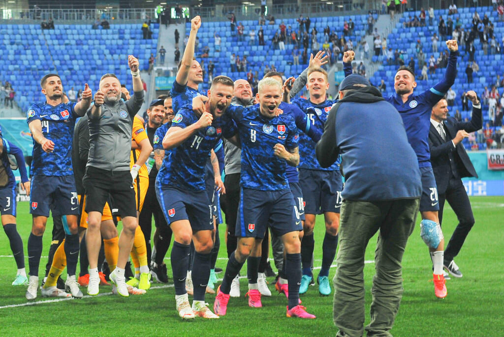 Na snímke futbalisti Slovenska oslavujú víťazstvo 2:1 v zápase E-skupiny na majstrovstvách Európy vo futbale Poľsko - Slovensko v pondelok 14. júna 2021 v ruskom Petrohrade. FOTO TASR - Martin Baumann
