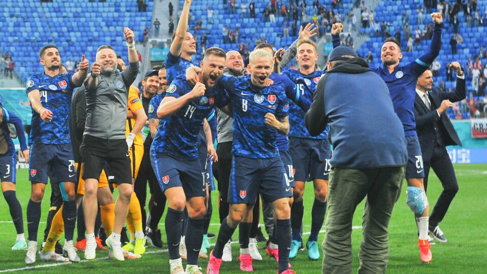 Na snímke futbalisti Slovenska oslavujú víťazstvo 2:1 v zápase E-skupiny na majstrovstvách Európy vo futbale Poľsko - Slovensko v pondelok 14. júna 2021 v ruskom Petrohrade. FOTO TASR - Martin Baumann