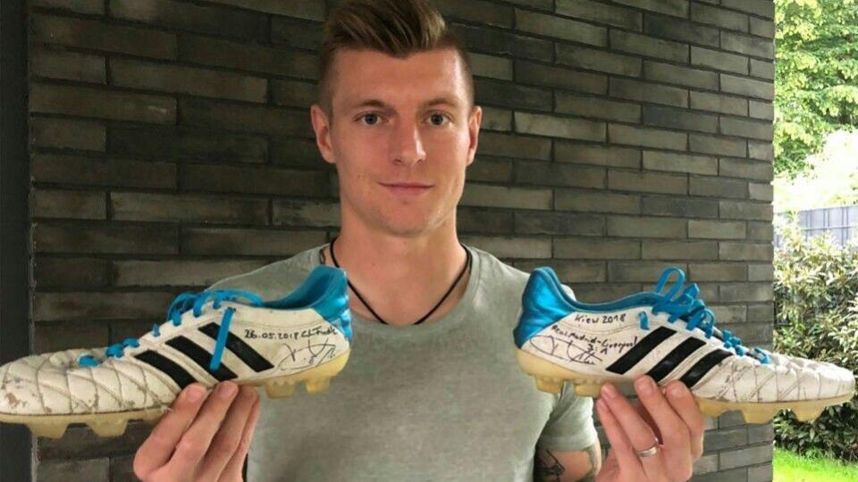 Toni Kroos nemá rád zmeny. Verný je svojim obľúbeným kopačkám, ktoré si aj sám umýva!