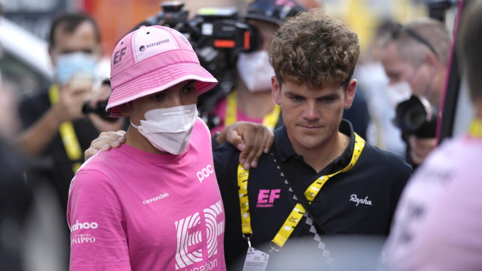 Richard Carapaz z tímu EF Education odchádza zo zdravotného strediska po ťažkom páde v prvej etape pretekov Tour de France.