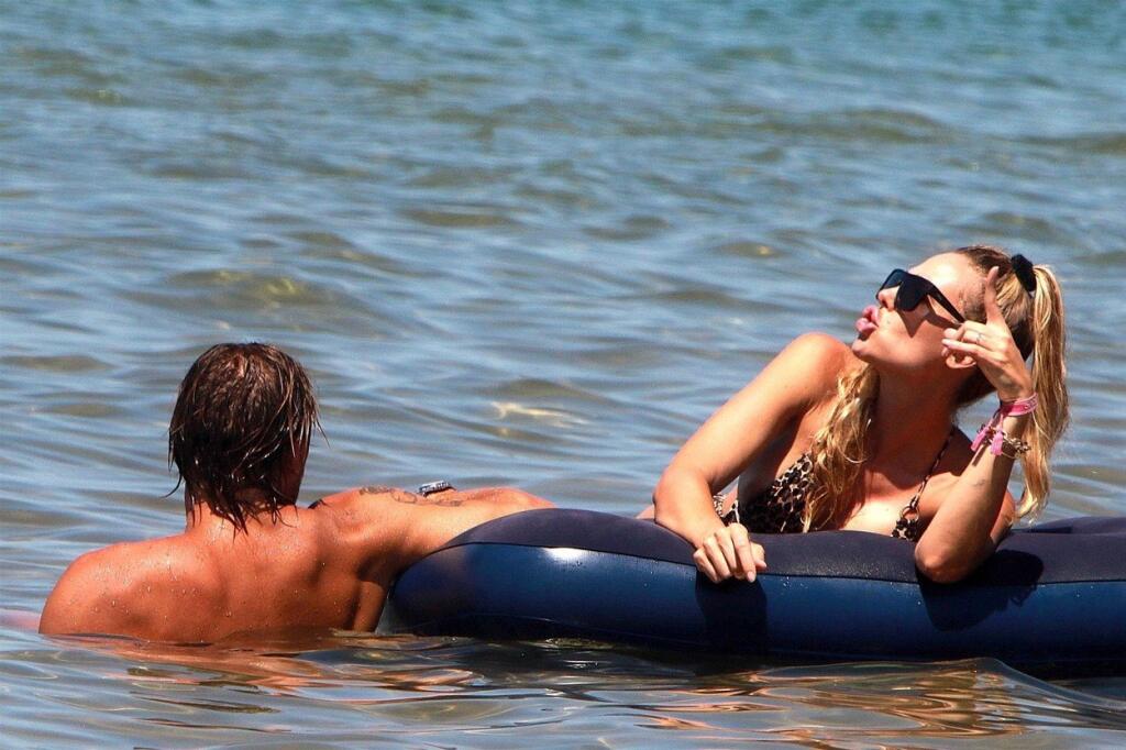 Francesco Totti si takto užíval v mori so svojou manželkou. Tá musela trochu bojovať s plavkami, aby jej náhodou nevybehlo to, čo nemalo.