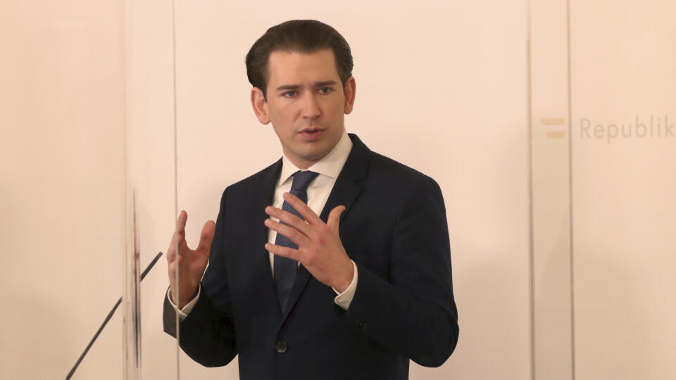 WA 24 Viedeň - Rakúsky kancelár Sebastian Kurz reční pred plexisklom na tlačovej konferencii vo Viedni v pondelok 1. marca 2021. Rakúsko napriek stúpajúcemu počtu nových prípadov nákazy koronavírusu uvoľní ďalšie protipandemické opatrenia - od 27. marca bude opäť povolené vonkajšie sedenie v reštauráciách a od 15. marca šport pre žiakov na školách. FOTO TASR/AP 

Austrian Chancellor Sebastian Kurz speaks behind a plastic shield at a press conference at the federal chancellery in Vienna, Austria,