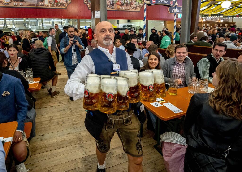 JB 28 Mníchov - Čašník nesie pivá v jednom z pivných stánkov počas otvorenia 187. tradičného mníchovského pivného festivalu Oktoberfest v Mníchove 17. septembra 2022. V rokoch 2020 a 2021 sa nekonal pre pandémiu koronavírusu. Pivný festival potrvá do 3. 10. FOTO TASR/AP

A waiter carries beer in one of the beer tents on the opening day of the 187th Oktoberfest beer festival in Munich, Germany, Saturday, Sept. 17, 2022. Oktoberfest is back in Germany after two years of pandemic cancellations, the