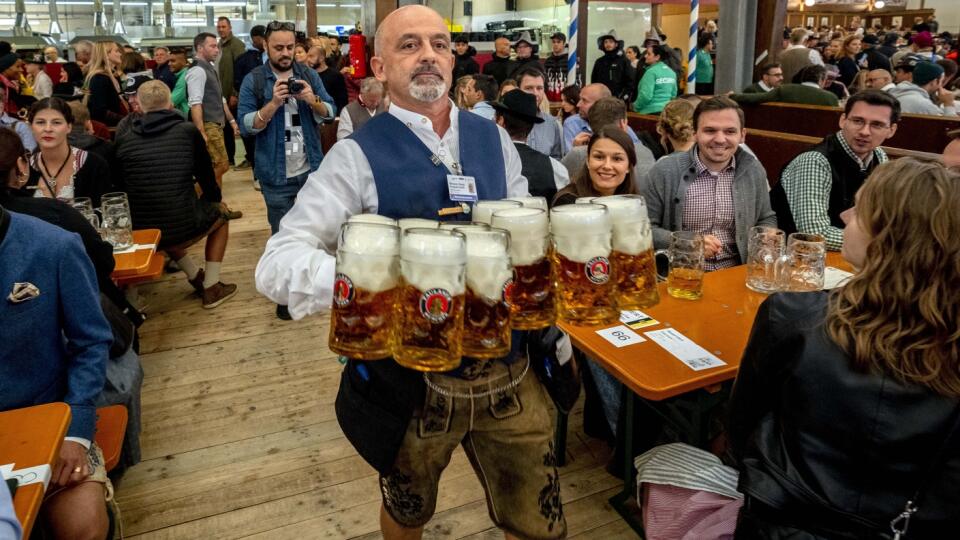 JB 28 Mníchov - Čašník nesie pivá v jednom z pivných stánkov počas otvorenia 187. tradičného mníchovského pivného festivalu Oktoberfest v Mníchove 17. septembra 2022. V rokoch 2020 a 2021 sa nekonal pre pandémiu koronavírusu. Pivný festival potrvá do 3. 10. FOTO TASR/AP
A waiter carries beer in one of the beer tents on the opening day of the 187th Oktoberfest beer festival in Munich, Germany, Saturday, Sept. 17, 2022. Oktoberfest is back in Germany after two years of pandemic cancellations, the
