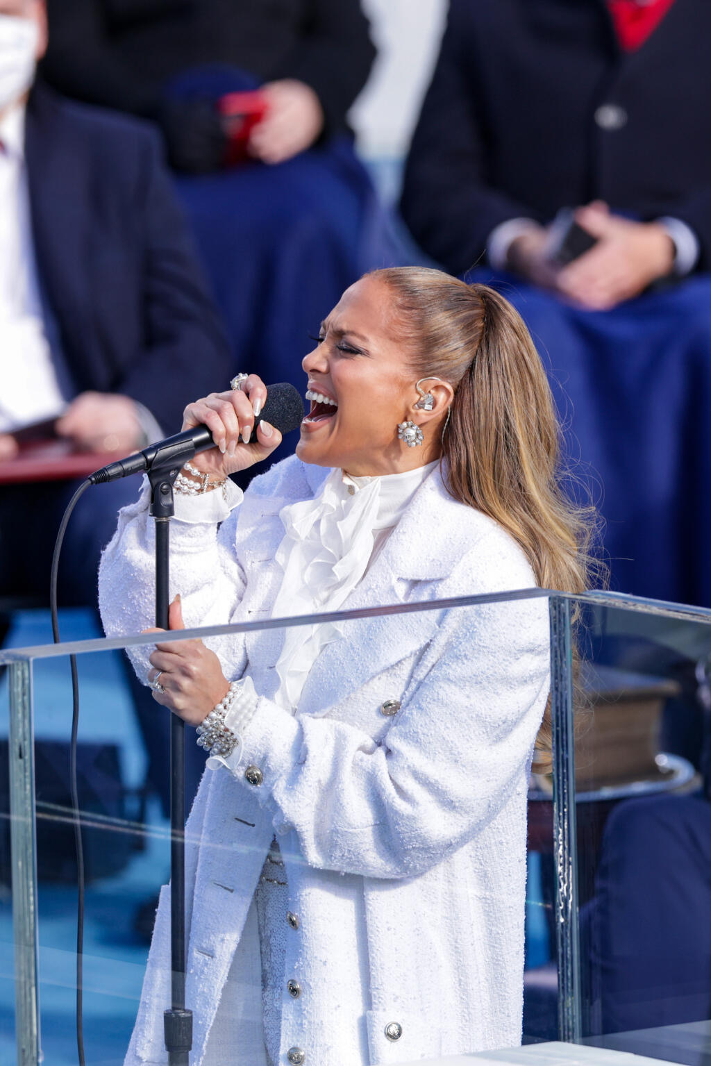 Jennifer Lopez počas nedávnej inaugurácie doslova zažiarila v čisto bielom outfite z módneho domu Chanel