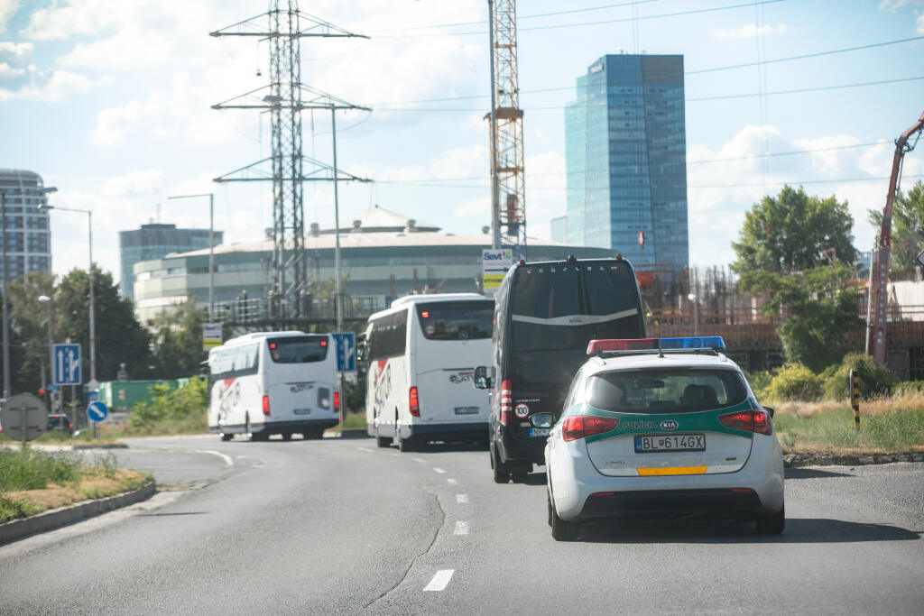 Autobus s hráčmi Olympiakosu Pireus eskortovala slovenská polícia.