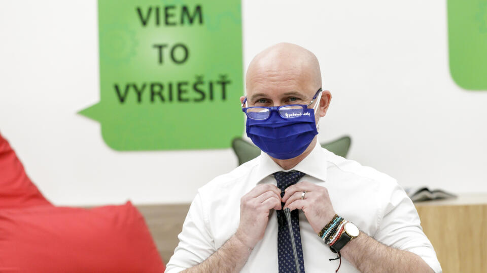 Na snímke minister školstva, vedy, výskumu a športu (MŠVVŠ) SR Branislav Gröhling (SaS) počas tlačovej konferencie v Bratislave v pondelok 22. marca 2021, na ktorej oznámil, že maturitné skúšky sa v klasickej podobe neuskutočnia ani tento rok. Hodnotenie na maturitnom vysvedčení vznikne spriemerovaním koncoročných známok zo všetkých ročníkov a polročných známok z posledných dvoch ročníkov z predmetu alebo skupiny predmetov, podobne ako to bolo vlani. Dôvodom zrušenia