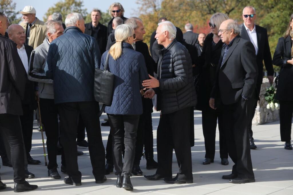 Legendárnemu basketbalistovi Stanislavovi Kropilákovi dali posledné zbohom v bratislavskom krematóriu. Nechýbala legenda Interu Bratislava Jozef Barmoš či bývalý volejbalista Richard Nemec.