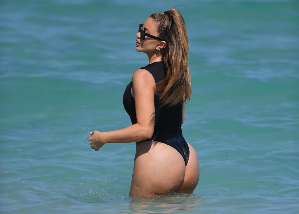 LarsaPippen na pláži opäť ukazovala svoje vraj prirodzené krivky.