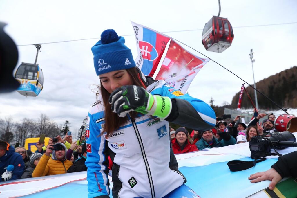Spontánna Petra Vlhová preskočila zábrany a radovala sa so slovenskými fanúšikmi.