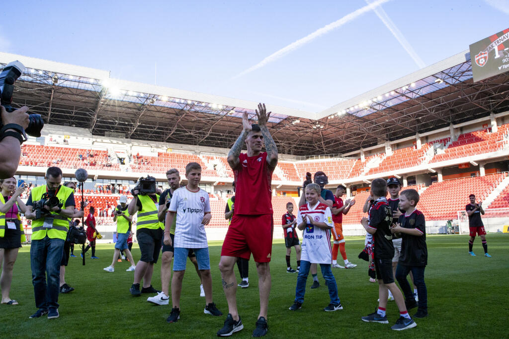 Posledné chvíle na trávniku prežíval veľmi emotívne a nezaobišlo sa to bez sĺz.