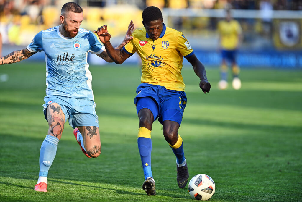 Na snímke zľava futbalista Guram Kašia (Slovan) a Zuberu Sharani (DAC) počas zápasu 7. kola futbalovej Fortuna ligy FC DAC 1904 Dunajská Streda - ŠK Slovan Bratislava 12. septembra 2021 v Dunajskej Strede. FOTO TASR - Edmund Örzsik