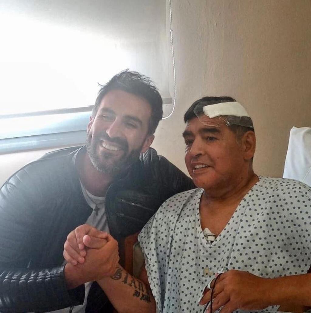 Začiatkom novembra absolvoval Maradona operáciu po krvácaní do mozgu. Toto je jedna z jeho posledných fotografií.