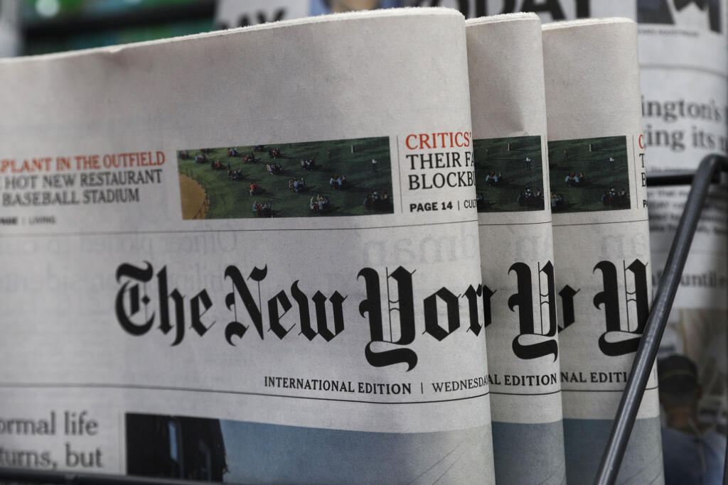 WA 18 Hongkong - Americký denník The New York Times (NYT) ponúkajú na predaj v novinovom stánku v Hongkongu v stredu 15. júla 2020. NYT v stredu oznámil, že v dôsledku nového čínskeho bezpečnostného zákona presunie tretinu svojej ázijskej centrály z Hongkongu do juhokórejskej metropoly Soul. Okrem NYT majú v Hongkongu pobočky aj tlačové agentúry AFP a Bloomberg, televízia CNN a denníky The Wall Street Journal a Financial Times. FOTO TASR/AP


The copies of The New York Times newspaper are displa