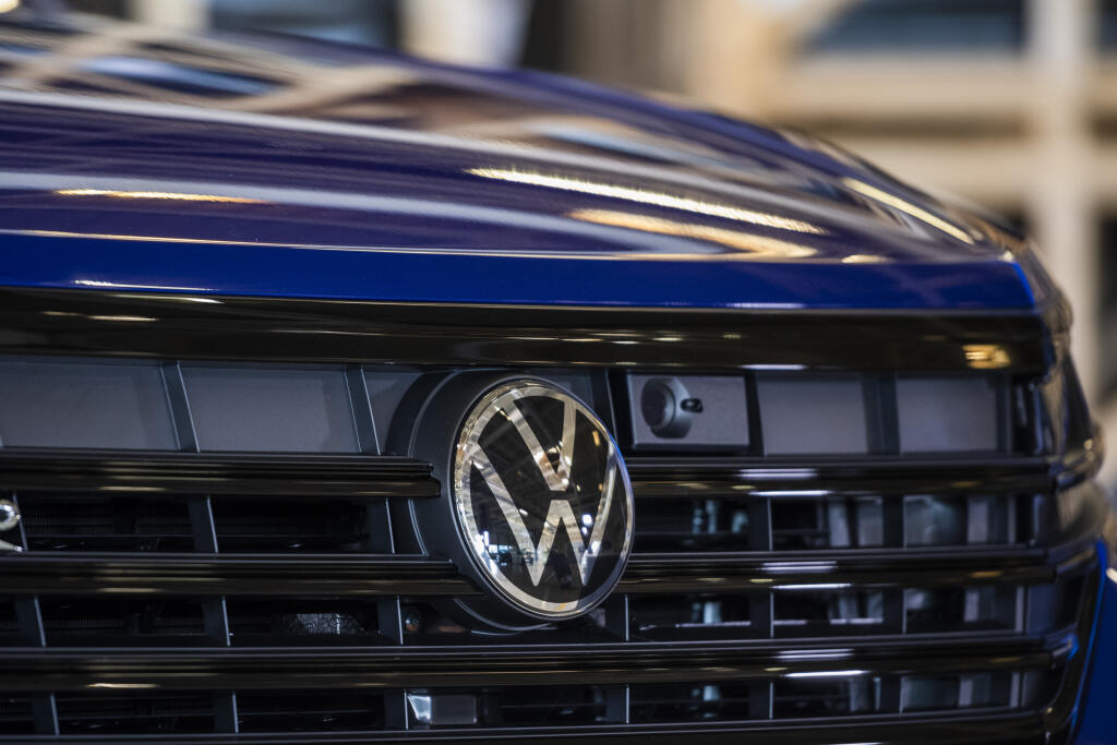 Na snímke logo automobilky Volkswagen na jednom z vyrábaných modelov áut počas výročnej tlačovej konferencie spoločnosti Volkswagen Slovakia k 30 rokom pôsobenia na Slovensku v Bratislave 22. apríla 2021. FOTO TASR - Jaroslav Novák