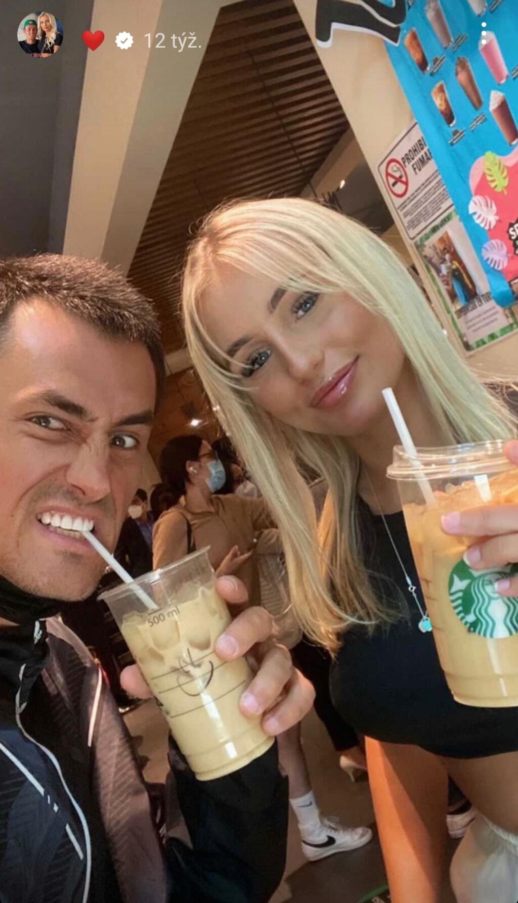O blondínke, ktorá je označovaná za nádejnú influencerku a ktorej počet sledovateľov sa od začiatkov randenia s tenisovým esom zvýšil, sa toho veľa nevie. Dokonca má zablokovaný profil na Instagrame.