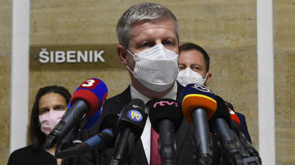 Na snímke uprostred minister zdravotníctva SR Vladimír Lengvarský, vpravo v pozadí predseda vlády SR Eduard Heger a vľavo ministerka spravodlivosti SR Mária Kolíková počas tlačovej konferencie v priestoroch mestského úradu v Humennom 2. novembra 2021. FOTO TASR - Milan Kapusta