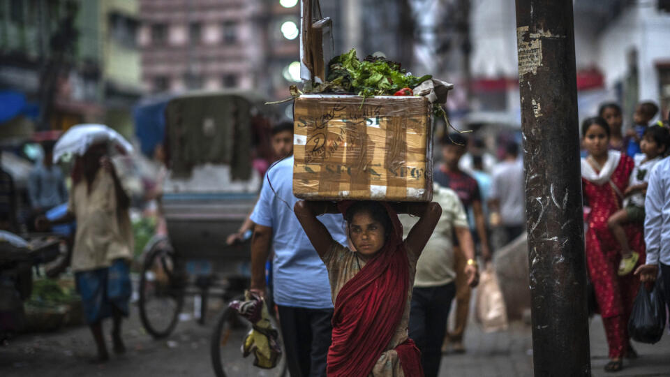 EBE 48 Gauhátí - Robotníčka nesie odpadky v krabici na hlave na trhu v Gauhátí v Indii v utorok 14. marca 2023.
A woman laborer carries garbage in a box on her head in market in Guwahati, India, Tuesday, March 14, 2023. (AP Photo/Anupam Nath)