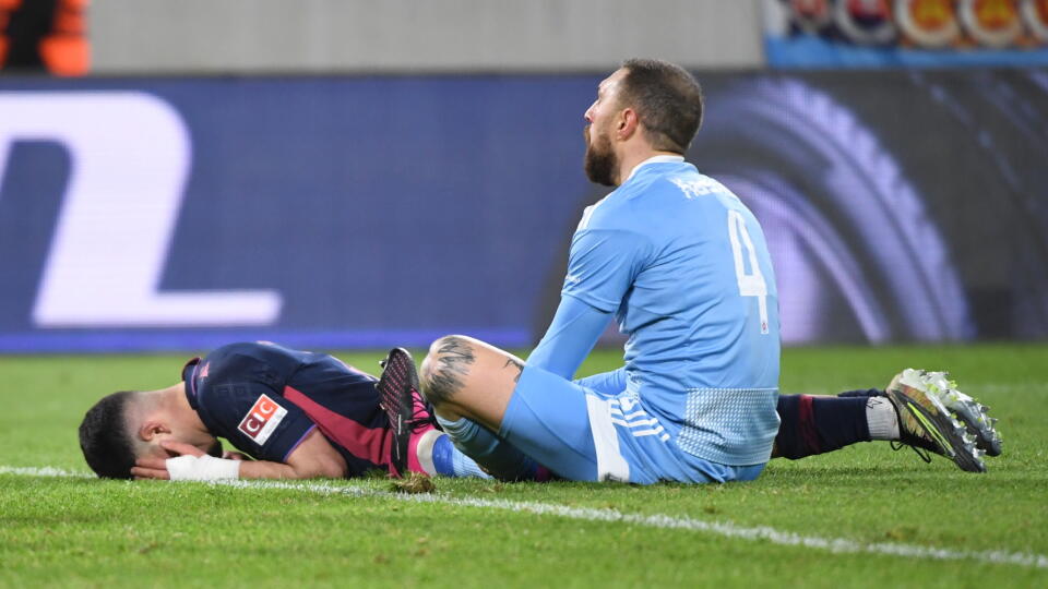 Futbalista Slovana Guram Kašia (vpravo) a hráč Bazileja Zeki Amdouni (vľavo) v odvetnom osemfinálovom zápase Európskej konferenčnej ligy ŠK Slovan Bratislava - FC Bazilej v Bratislave vo štvrtok 16. marca 2023.FOTO TASR - Martin Baumann