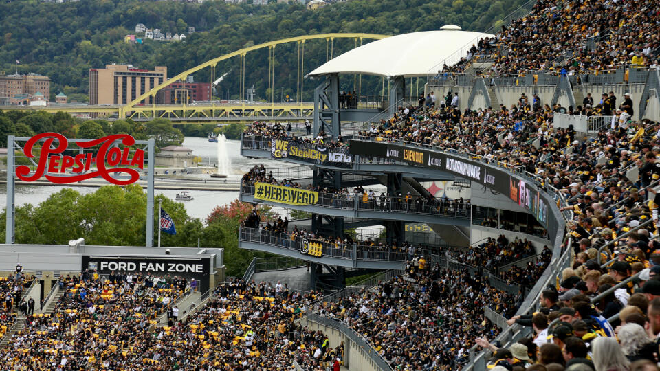 Divák v Pittsburghu zomrel po páde na pohyblivých schodoch