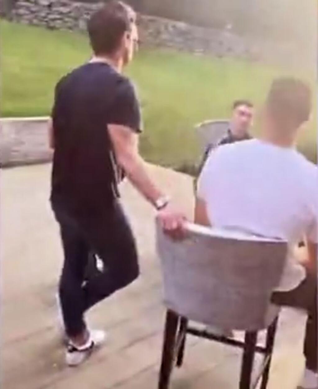 Britské médiá pripomenuli zábery, ktoré Argentínčanka zdieľala na svojom instagrame v nedeľu. Išlo o video z grilovačky u „ronaldovcov“, ktorej sa zúčastnili ich priatelia aj Georginina sestra Ivana s rodinou. Podľa nich je zrejmé, že Georgina rodila, na rozdiel od prvého pôrodu, v Anglicku.