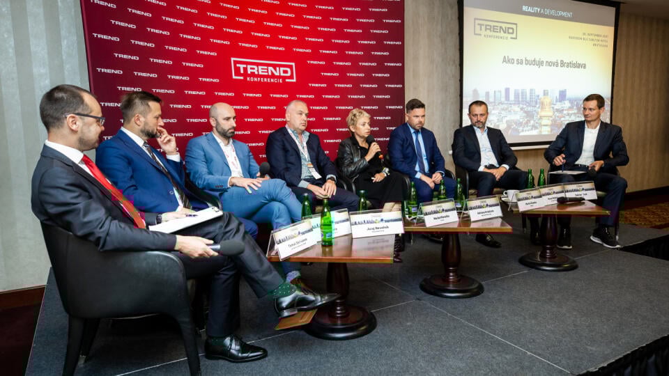 Na snímke sú účastníci panelu Bratislava 2030 - územný plán a riadenie rozvoja mesta, rozvojové územia počas realitnej konferencie TRENDu. Zľava šéfredaktor Tomáš Skřivánek, bratislavský primátor Matúš Vallo, výkonný riaditeľ Penta Real Estate Juraj Nevolník, výkonný riaditeľ Corwinu Marián Hlavačka, bývalá primátorka Prahy Adriana Krnáčová, výkonný riaditeľ Immocapu Martin Šramko, výkonný riaditeľ J&T Real Estate Pavel Pelikán a moderátor Gabriel Tóth.