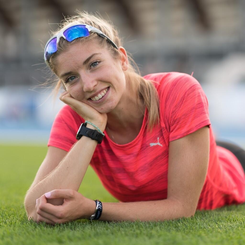 Čerstvá majsterka Európy do 23 rokov v behu na 400 metrov prekážok Emma Zapletalová zaujme aj svojím zjavom.