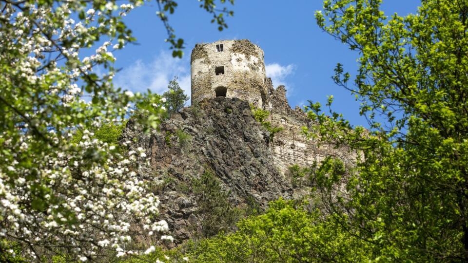 ČOBY KAMEŇOM DOHODIL Hrad Šášov, spolupútnik Revišťa, mal rovnaký osud i majiteľov.