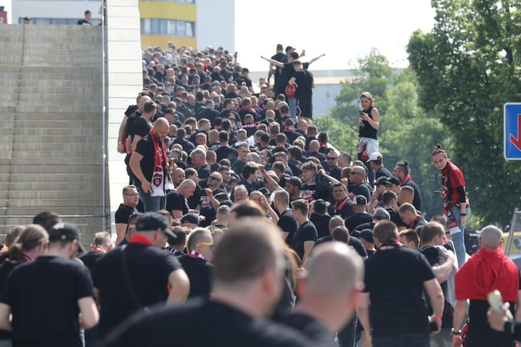 Finále Slovnaft Cupu medzi Slovanom Bratislava a Spartakom Trnava sprevádzali prísne opatrenia. Takto to vyzeralo v uliciach hlavného mesta pred príchodom fanúšikov Spartaka.