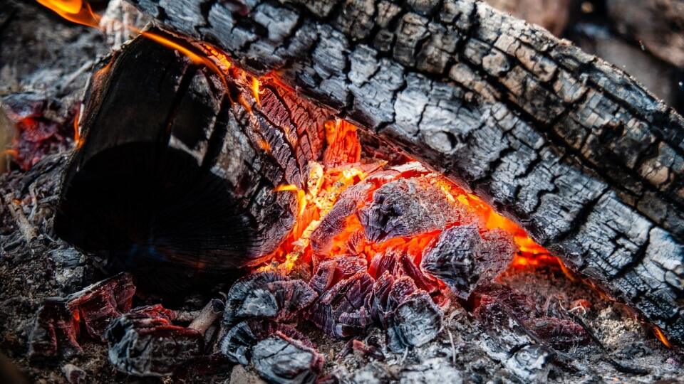 Na hnojenie pôdy by sa mal zásadne využívať len popol, ktorý vznikne spaľovaním čistej drevnej hmoty bez rôznych zvyškov z domácnosti.