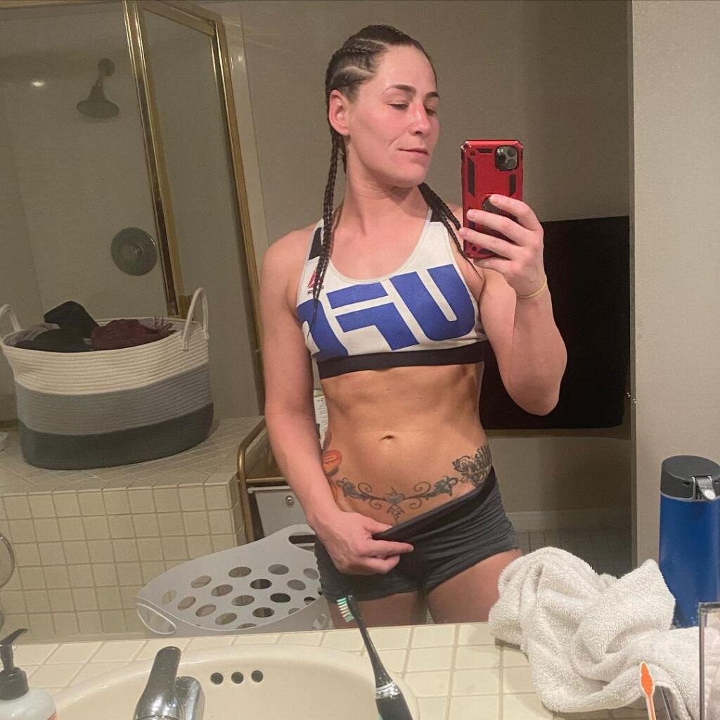 Americká bojovníčka Jessica Eye rada vydráždi fantáziu svojich fanúšikov aj takýmito odvážnymi zábermi.