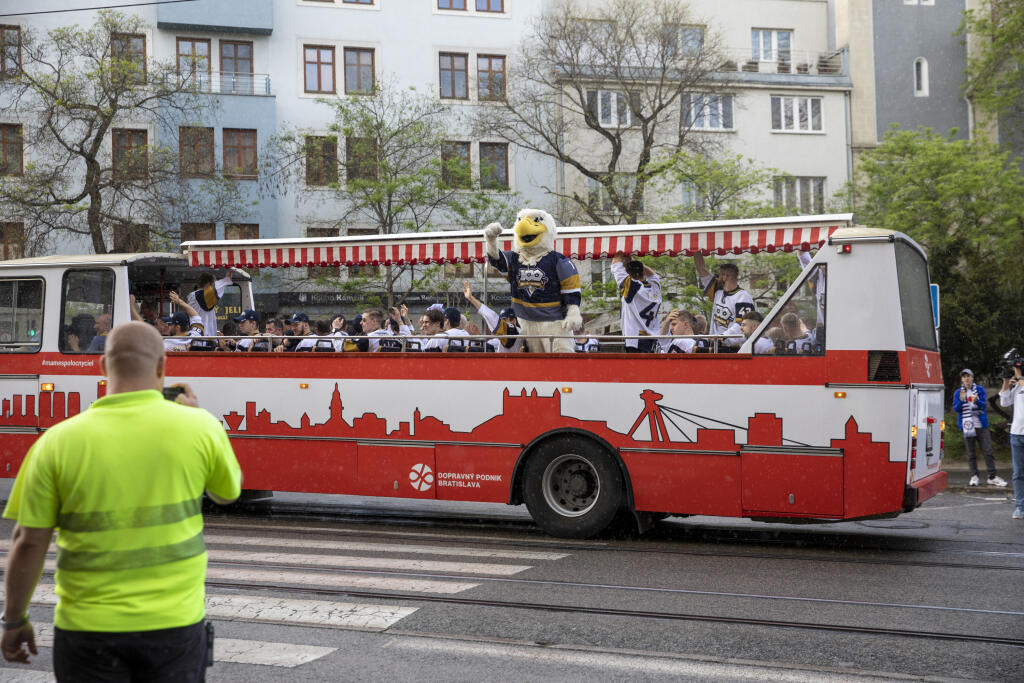 Na snímke začiatok oslavnej jazdy hokejistov Slovana v centre Bratislavy. V miernom daždi ich prišlo vyprevadiť len torzo fanúšikov.