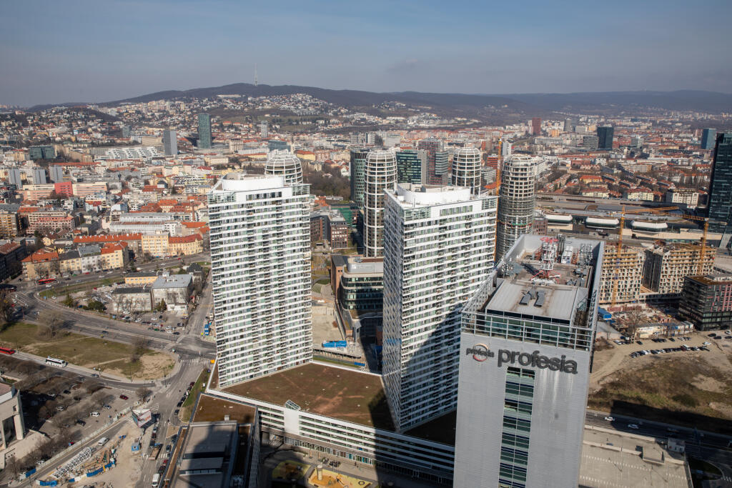 Na snímke je výhľad zo 43 poschodia prvého slovenského mrakodrapu - Eurovea Tower.