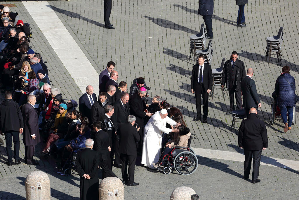 Podľa fotografií to medzi Saganovcami škrípalo už na návšteve Vatikánu.
