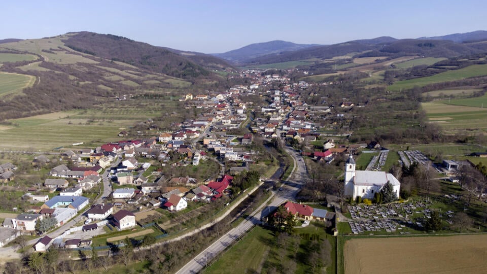 Názov obce je odvodený od eremitských – bosonohých mníchov „bosákov“, ktorí tu mali drevený kláštor.