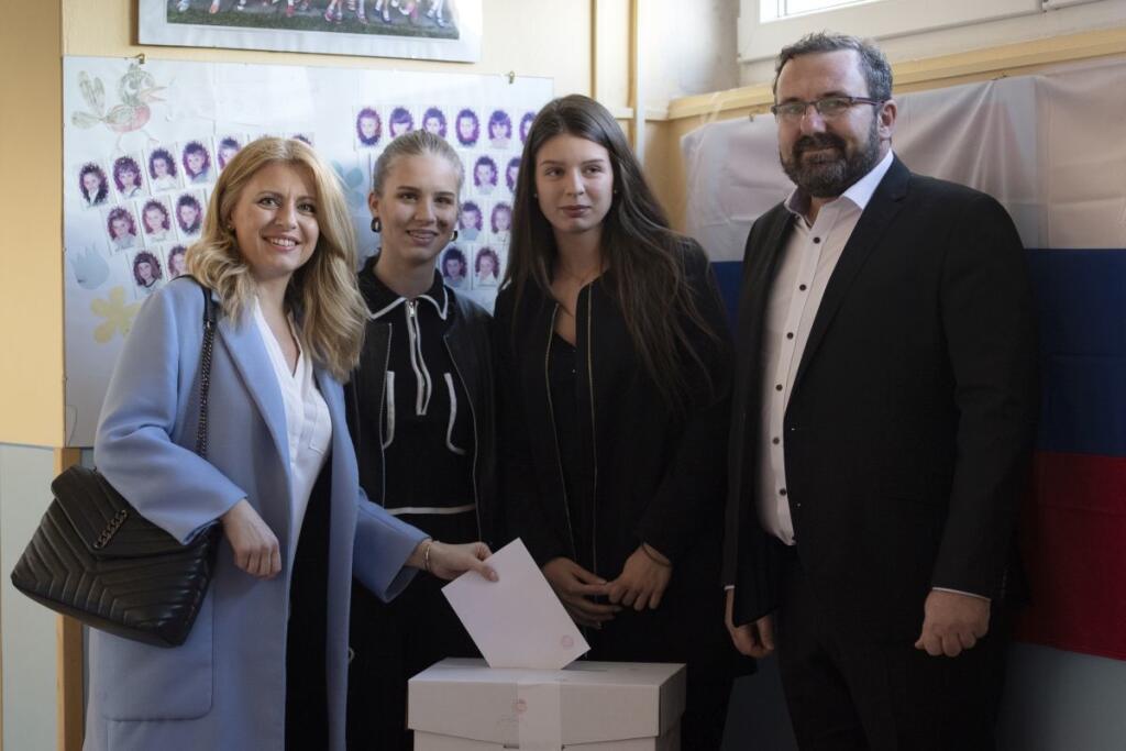 Zuzana Čaputová s dcérami a partnerom volí v druhom kole prezidentských volieb