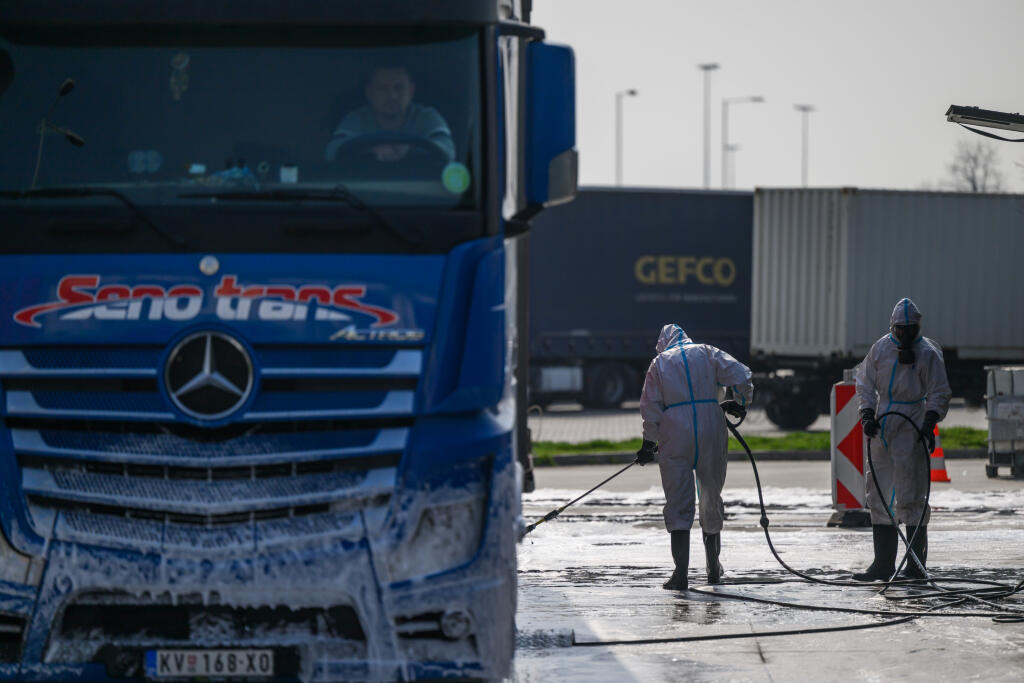 Na snímke rakúsky tím dezinfikuje nákladné vozidilá prichádzajúce na Slovensko z Maďarska na hraničnom priechode Rusovce - Rajka v Bratislave 27. marca 2025 v rámci zavedených prísnych opatrení pre šírenie vysoko nákazlivého ochorenia slintačky a krívačky. FOTO TASR - Jaroslav Novák   