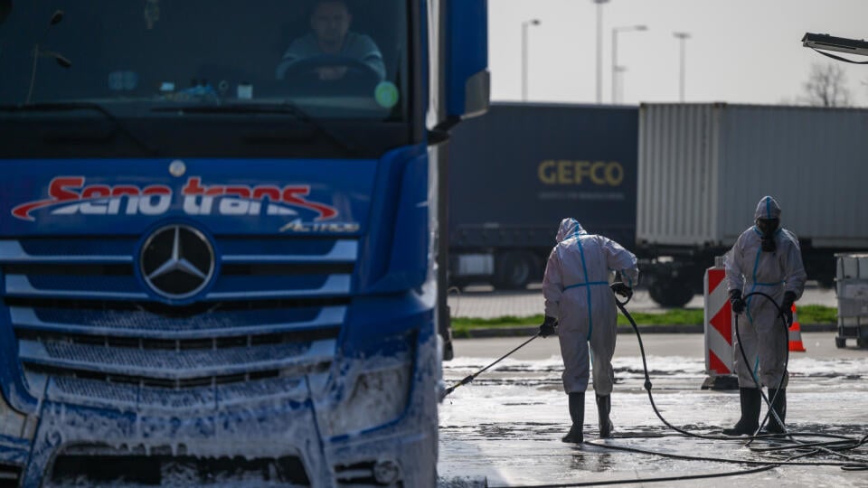 Na snímke rakúsky tím dezinfikuje nákladné vozidilá prichádzajúce na Slovensko z Maďarska na hraničnom priechode Rusovce - Rajka v Bratislave 27. marca 2025 v rámci zavedených prísnych opatrení pre šírenie vysoko nákazlivého ochorenia slintačky a krívačky. FOTO TASR - Jaroslav Novák