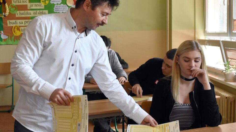 Testovanie 9 preveruje vedomosti deviatakov na 1 445 základných školách. Na snímke ZŠ na ulici Milana Rastislava Štefánika v Trebišove.