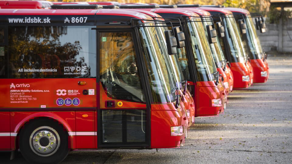 Na snímke autobusy spoločnosti Arriva odstavené na parkovisku, ktoré od 15. novembra nahradia autobusového dopravcu Slovak Lines v Bratislavskom samosprávnom kraji v Bratislave 9. novembra 2021. FOTO TASR - Jaroslav Novák