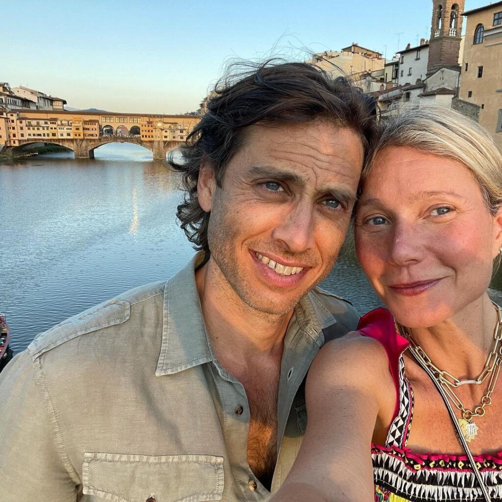 „Konečne turisti,“ napísala herečka a podnikateľka so zdravou výživou Gwyneth Paltrow (48) k usmiatej nenalíčenej fotke s druhým manželom, televíznym producentom Bradom Falchukom (50). Odfotili sa v podmanivej historickej Florencii v talianskom Toskánsku.