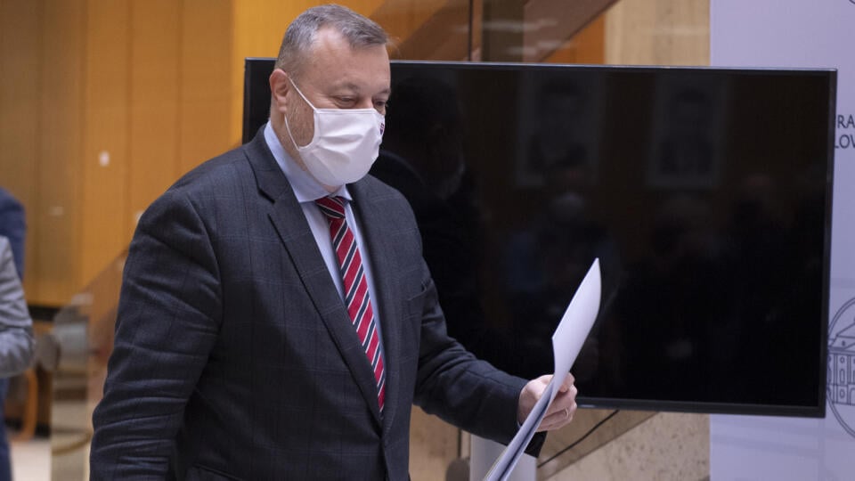 Na snímke minister práce, sociálnych vecí a rodiny (MPSVR) SR Milan Krajniak (Sme rodina) počas tlačovej konferencie k postupu pri očkovaní Itreťou dávkou akcíny proti ochoreniu COVID-19 v zariadeniach sociálnych služieb a predstavení ďalšej finančnej pomoci v rámci projektu: Podpora opatrovateľskej služby II. V Bratislave 7. októbra 2021. FOTO TASR - Pavel Neubauer