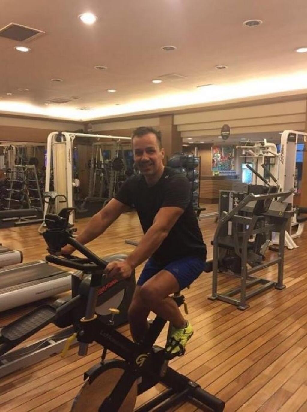 Erik Tomáš na svojom tele maká vo fitness centre.