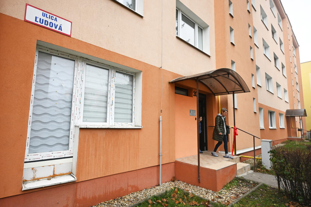 Snímka zo slávnostného odovzdania prvého zo šiestich dostupných sociálnych nájomných bytov v Košiciach 18. decembra 2024. Na snímke Katarína Gonosová vychádza z bloku zo sociálneho nájomného bytu. FOTO TASR – František Iván