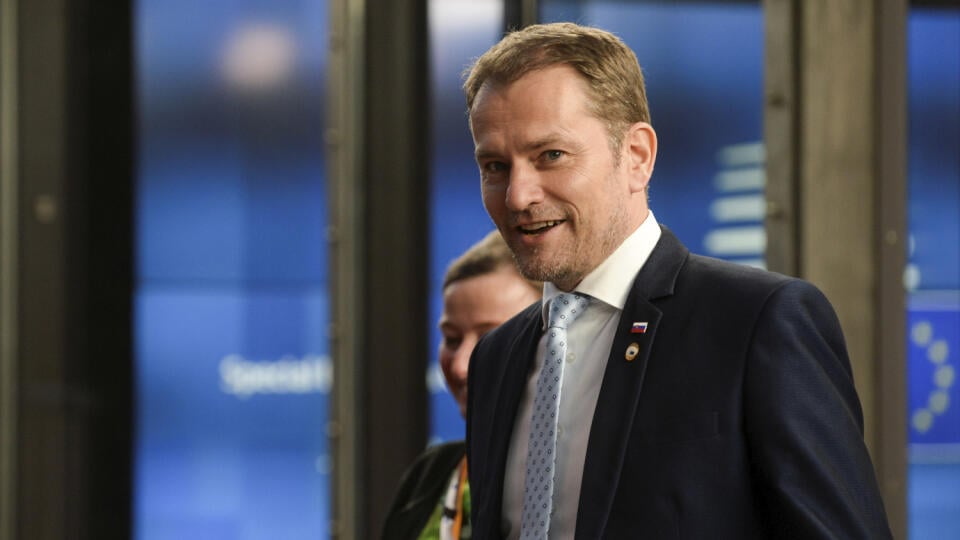 EBE 11 Brusel - Slovenský premiér Igor Matovič opúšťa budovu sídla Rady EÚ v skorých ranných hodinách po treťom rokovacom dni mimoriadneho summitu EÚ v Bruseli 20. júla 2020. Mimoriadny summit EÚ je venovaný hľadaniu kompromisnej podoby sedemročného rozpočtu Únie na roky 2021 - 2027 a dohody o pláne hospodárskej obnovy Európy po koronakríze. FOTO TASR/AP
Slovakia's Prime Minister Igor Matovic leaves the EU Council building early in the morning during an EU summit in Brussels, Monday, July 20, 2