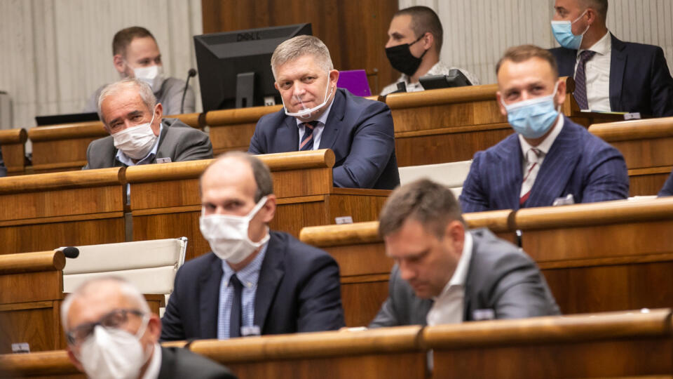 Schôdza Národnej rady Slovenskej republiky. Vyslovenie nedôvery členovi vlády Slovenskej republiky Romanovi Mikulcovi. Na fotke Robert Fico.