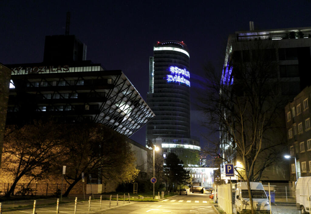 Na snímke špeciálna svetelná projekcia na budove Národnej banky Slovenska (NBS) s nápisom #SpoluToZvládneme v súvislosti s pandémiou koronavírusu  v Bratislave 23. marca 2020. FOTO TASR - Dano Veselský