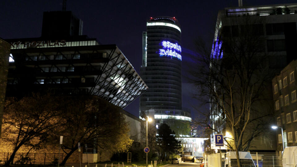 Na snímke špeciálna svetelná projekcia na budove Národnej banky Slovenska (NBS) s nápisom #SpoluToZvládneme v súvislosti s pandémiou koronavírusu v Bratislave 23. marca 2020. FOTO TASR - Dano Veselský